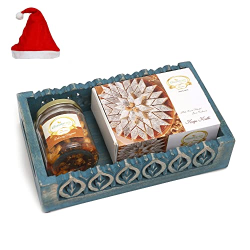 Jaiccha Ghasitaram Christmas Gifts Blue Wooden Tray with Kaju Katlis and Mix Dryfruits Jar von Jaiccha