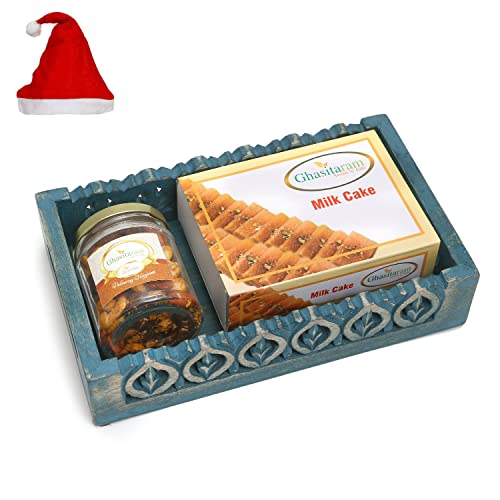 Jaiccha Ghasitaram Christmas Gifts Blue Wooden Tray with Milk Cake and Mix Dryfruits Jar von Jaiccha