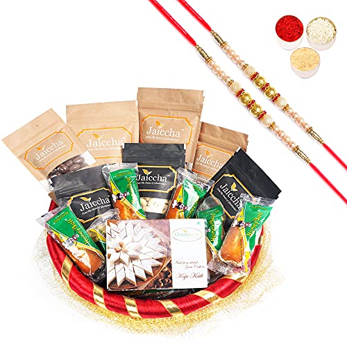 Jaiccha Ghasitaram Rakhi Gifts for Brothers - Golden Net Basket Hamper of 18 Goodies with 2 Pearl Rakhis von Jaiccha