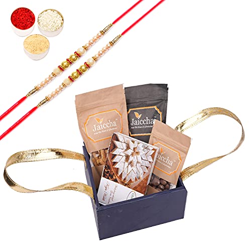 Jaiccha Ghasitaram Rakhi Gifts for Brothers Handle Basket of Kaju Katli, Butter Chakli Sticks, Wheat Puffs and Chocolate Coated Almonds with 2 Pearl Rakhis von Jaiccha