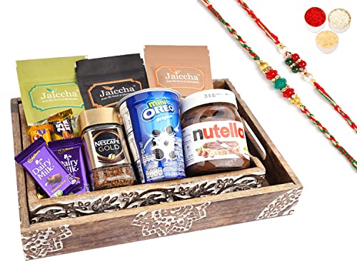 Jaiccha Ghasitaram Rakhi Gifts for Brothers Set of 2 Wooden Serving Trays of 10 Goodies with 2 Rakhis von Jaiccha