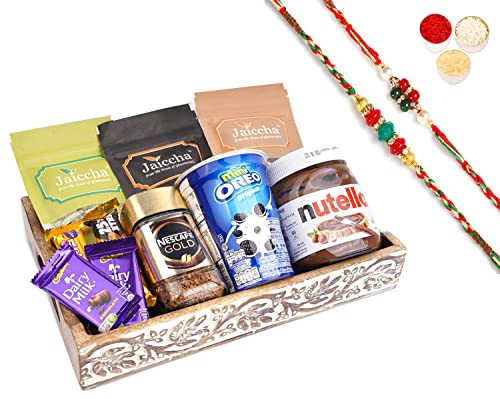 Jaiccha Ghasitaram Rakhi Gifts for Brothers Wooden Serving Tray of 10 Goodies with 2 Rakhis von Jaiccha