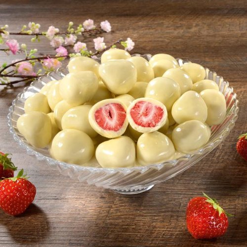 Erdbeeren mit Sahne im Geschenkkarton, echte Erdbeeren gefriergetrocknet und umhüllt von zarter weißer Schokolade 300g (1 Packung) von Lambertz