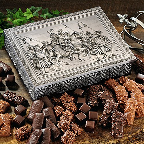 Weihnachts-gebäck Kaisertruhe (1kg Maße: 31 x 23 x 8 cm) Eine silberne Truhe mit sehr detaillierter Prägung zeigt das Königspaar zu Pferde nebst Gefolge von Lambertz