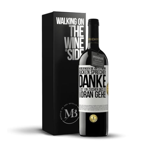 «An diejenigen die hinter meinem Rücken sprechen: DANKE Es ist ein Zeichen dass ich voran gehe!» Flaschenpost. Premium Rotwein Reserve 12 Monate + Gift Box. Etikett Weiß ANPASSBAR von Mensaje en una Botella