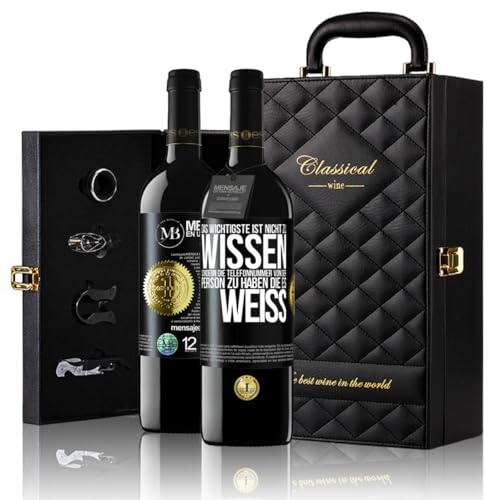 «Das Wichtigste ist nicht zu wissen sondern die Telefonnummer...» Flaschenpost. Geschenk-Luxus-Aktentasche 2x Premium Rotwein Reserve 12 Monate und Set mit 4 Accessoires. Etikett Schwarz ANPASSBAR von Mensaje en una Botella