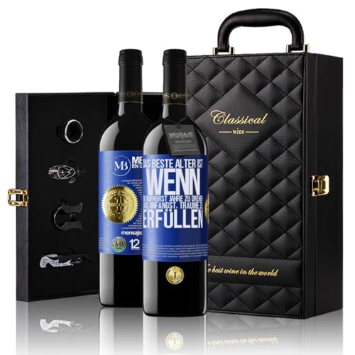 «Das beste Alter ist wenn du aufhörst Jahre zu drehen und...» Flaschenpost. Geschenk-Luxus-Aktentasche 2x Premium Rotwein Reserve 12 Monate und Set mit 4 Accessoires. Etikett Blau ANPASSBAR von Mensaje en una Botella