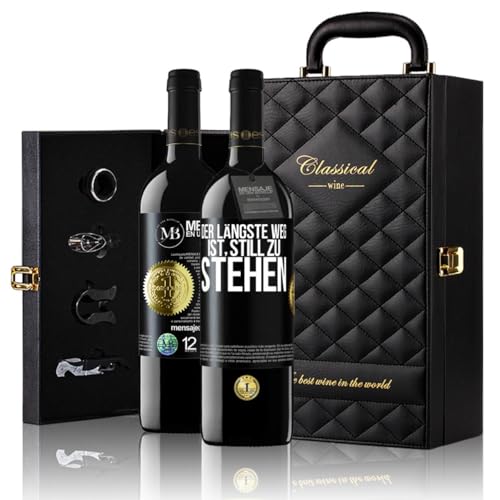 «Der längste Weg ist, still zu stehen» Flaschenpost. Geschenk-Luxus-Aktentasche 2x Premium Rotwein Reserve 12 Monate und Set mit 4 Accessoires. Etikett Schwarz ANPASSBAR von Mensaje en una Botella