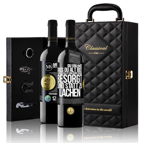 «Du erkennst dass du alt bist wenn du fällst und deine Freunde...» Flaschenpost. Geschenk-Luxus-Aktentasche 2x Premium Rotwein Reserve 12 Monate und Set mit 4 Accessoires. Etikett Schwarz ANPASSBAR von Mensaje en una Botella