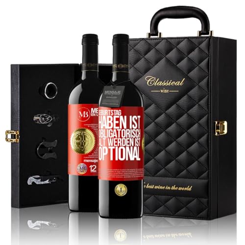 «Geburtstag haben ist obligatorisch alt werden ist optional» Flaschenpost. Geschenk-Luxus-Aktentasche 2x Premium Rotwein Reserve 12 Monate und Set mit 4 Accessoires. Etikett Rot ANPASSBAR von Mensaje en una Botella