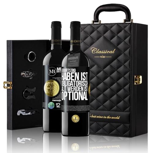 «Geburtstag haben ist obligatorisch alt werden ist optional» Flaschenpost. Geschenk-Luxus-Aktentasche 2x Premium Rotwein Reserve 12 Monate und Set mit 4 Accessoires. Etikett Schwarz ANPASSBAR von Mensaje en una Botella