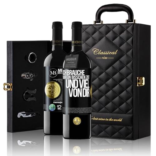 «Ich brauche nur ein bisschen Zeit und viel von dir» Flaschenpost. Geschenk-Luxus-Aktentasche 2x Premium Rotwein Reserve 12 Monate und Set mit 4 Accessoires. Etikett Schwarz ANPASSBAR von Mensaje en una Botella