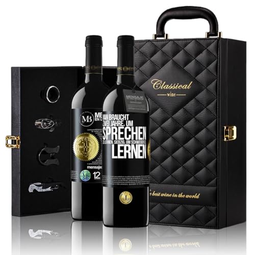 «Man braucht zwei Jahre, um sprechen zu lernen, siebzig, um...» Flaschenpost. Geschenk-Luxus-Aktentasche 2x Premium Rotwein Reserve 12 Monate und Set mit 4 Accessoires. Etikett Schwarz ANPASSBAR von Mensaje en una Botella