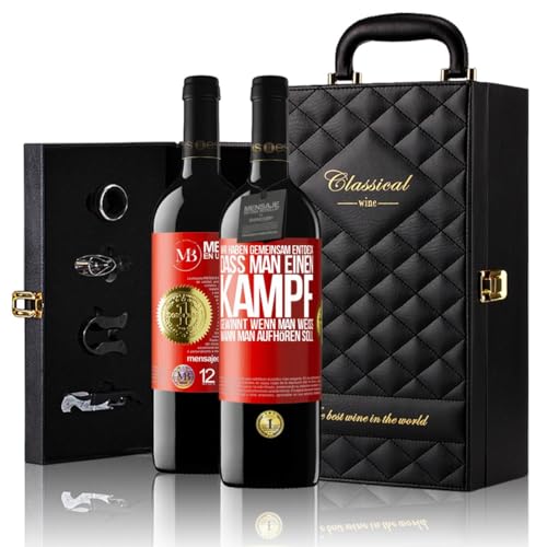 «Wir haben gemeinsam entdeck dass man einen Kampf gewinnt wenn man...» Flaschenpost. Geschenk-Luxus-Aktentasche 2x Premium Rotwein Reserve 12 Monate und Set mit 4 Accessoires. Etikett Rot ANPASSBAR von Mensaje en una Botella