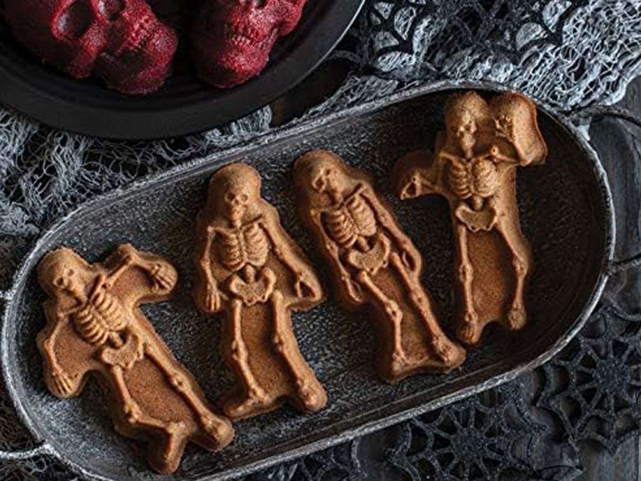 Nordic Ware Backform Spooky Skeleton Cakelet von Nordic Ware