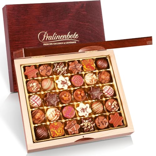 Pralinenbote Genussmanufaktur – Pralinen Geschenkbox Weihnachten mit 30 handgefertigten Weihnachtspralinen deutscher Chocolatiers, das Pralinen Geschenk in der edlen Holzbox von Pralinenclub