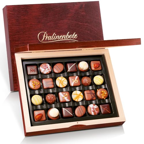 Pralinenbote Genussmanufaktur – Pralinenwelt Klassiker mit 24 handgefertigten Pralinen deutscher Chocolatiers, das exklusive Pralinen Geschenk in der edlen Holzbox von Pralinenclub