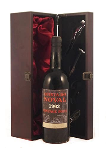 Quinta do Noval Vintage Port 1963 in einer mit Seide ausgestatetten Geschenkbox, da zu 4 Weinaccessoires, 1 x 750ml von Quinta do Noval