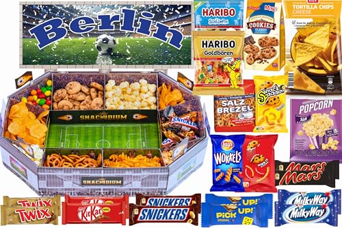 SNACKADIUM Fußball Snackstadion XXL mit Süßigkeiten - Einzigartiges Geschenk für Fußballfans, Stadionfeeling Zuhause (Berlin Blue) von SNACKADIUM