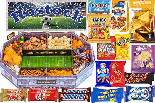 SNACKADIUM Fußball Snackstadion XXL mit Süßigkeiten - Einzigartiges Geschenk für Fußballfans, Stadionfeeling Zuhause (Rostock) von SNACKADIUM