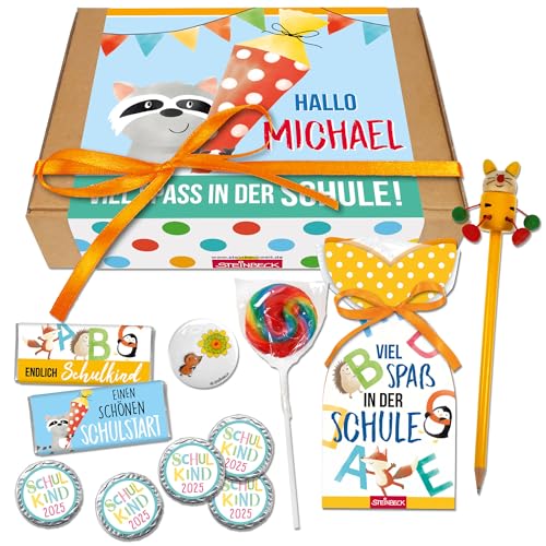 STEINBECK Personalisierte Geschenkbox zur Einschulung 2025 - mit Name - Waschbär - gefüllt mit Minischokolade Fruchtgummi Taler Lutscher Bleistift Pin Schulstart Schokolade Schulkind von STEINBECK