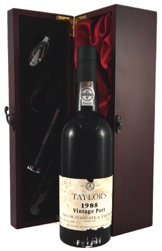 Taylor Fladgate Vintage Port 1985 in einer mit Seide ausgestatetten Geschenkbox, da zu 4 Weinaccessoires, 1 x 750ml von Taylor Fladgate Port