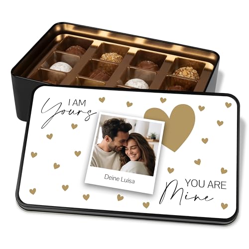 Pralinendose personalisiert mit Bild & Wunschtext „I am yours You are mine“ – Geschenkdose mit 12 Confiserie-Pralinen - Schokolade Foto-Geschenke für Verliebte (Gold) von True Statements