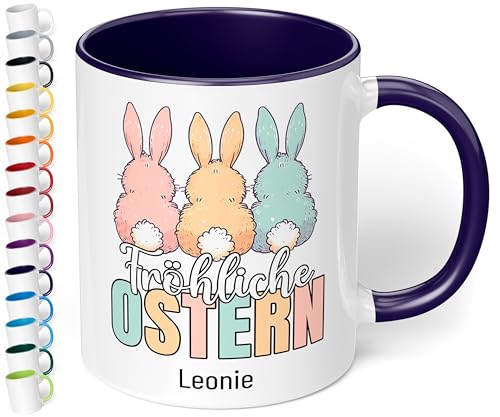 Tasse als kleines Ostergeschenk personalisiert „Fröhliche Ostern“ mit 3 süßen Osterhasen – 330ml Keramik Kaffeetasse – Geschenke zu Ostern Easter gift (Kobaltblau) von True Statements