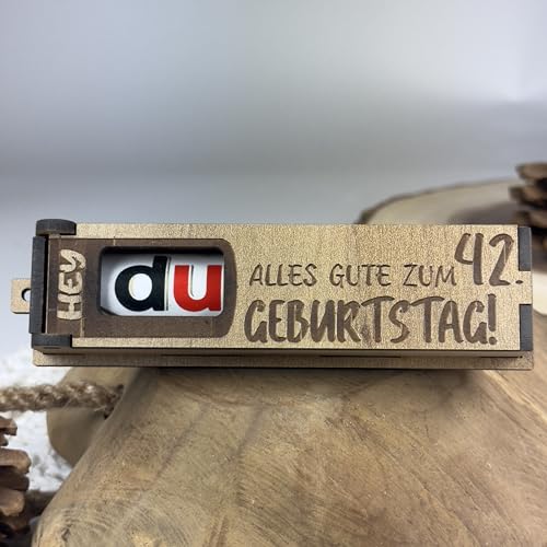 Urhome Geschenkbox Alles Gute zum 42. Geburtstag mit Duplo Schokoriegel - Überraschung Holzbox mit Spruch Gravur inkl. Schokolade Geschenk Riegel - Geburtstagsgeschenk für Erwachsene Mann Frau von Urhome