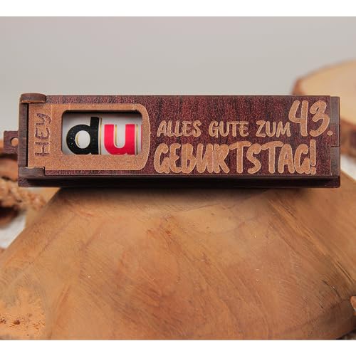 Urhome Geschenkbox Alles Gute zum 43. Geburtstag mit Duplo Schokoriegel - Überraschung Holzbox mit Spruch Gravur inkl. Schokolade Geschenk Riegel - Geburtstagsgeschenk Dunkel Braun von Urhome