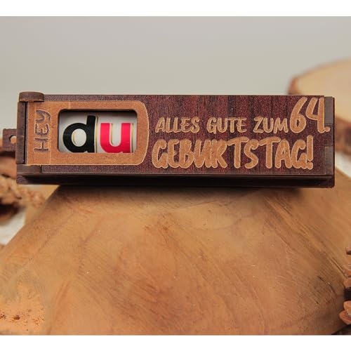 Urhome Geschenkbox Alles Gute zum 64. Geburtstag mit Duplo Schokoriegel - Überraschung Holzbox mit Spruch Gravur inkl. Schokolade Geschenk Riegel - Geburtstagsgeschenk Dunkel Braun von Urhome