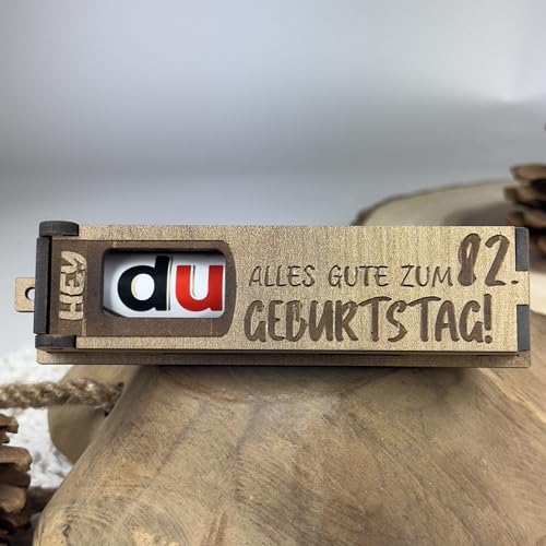 Urhome Geschenkbox Alles Gute zum 82. Geburtstag mit Duplo Schokoriegel - Überraschung Holzbox mit Spruch Gravur inkl. Schokolade Geschenk Riegel - Geburtstagsgeschenk für Erwachsene Mann Frau von Urhome