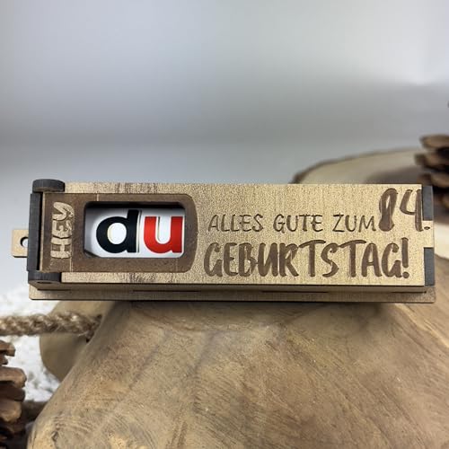 Urhome Geschenkbox Alles Gute zum 84. Geburtstag mit Duplo Schokoriegel - Überraschung Holzbox mit Spruch Gravur inkl. Schokolade Geschenk Riegel - Geburtstagsgeschenk für Erwachsene Mann Frau von Urhome