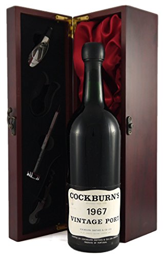 Cockburn Vintage Port 1967 in einer mit Seide ausgestatetten Geschenkbox, da zu 4 Weinaccessoires, 1 x 750ml von Vintagewinegifts