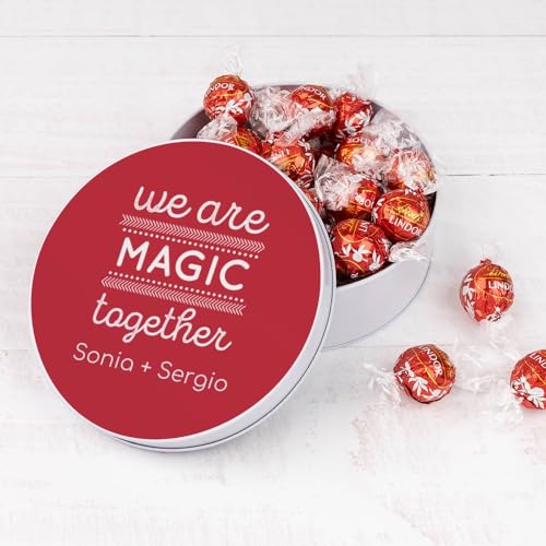 Wanapix | Blechdose mit Pralinen | Personalisierte mit Foto und Text | Mit 22 Pralinen Lindt | Originelles Geschenk zum Valentinstag | 5x12 cm (850 ml) - Verliebt von Wanapix