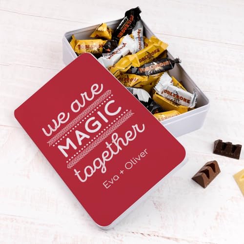 Wanapix | Blechdose mit Schokolade| Personalisierte mit Name | Mit Toblerone | Originelles Geschenk zum Valentinstag| 21x13x5 cm (1200 ml) | Verliebt von Wanapix