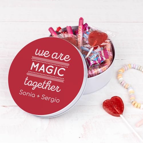 Wanapix | Blechdose mit Süßigkeiten | Personalisierte mit Foto und Text | Mit 32 Süßigkeiten | Originelles Geschenk zum Valentinstag | 5x12 cm (850 ml) - Verliebt von Wanapix