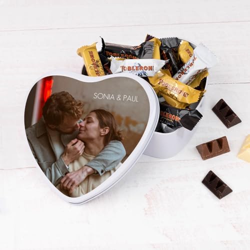 Wanapix | Herzf Blechdose mit Schokolade | Personalisierte Mit Foto und Text | Mit 22 Toblerone | Originelles Geschenk zum Valentinstag | 16x15x5 cm (800 ml) von Wanapix