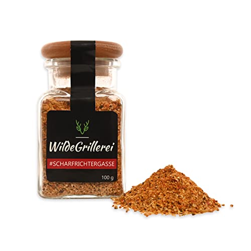 Wilde Grillerei SCHARFRICHTERGASSE Spicy Würzung | Glas mit Holzdeckel 100 g | Gewürzmischung aus der Uckermark Rub Marinade für Grill BBQ Pizza mit Kurkuma Geschenkidee ohne Zusatzstoffe pure Gewürze von WildeGrillerei