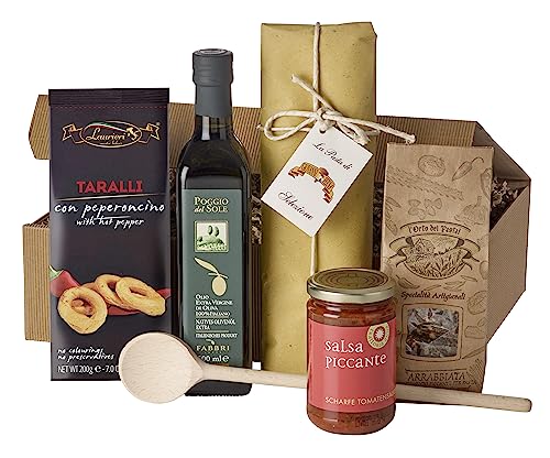 Delikatessen-Geschenkset "Kochbox Mamma Mia" | 1 Packung Spaghetti, 1 Flasche Olivenöl, 1 Glas scharfe Tomatensauce, 1 Beutel Gewürzmischung, 1 Beutel Taralli mit Peperoni und 1 Kochlöffel aus Holz von freund