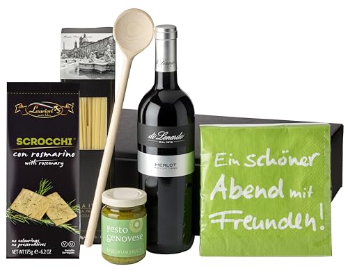 Wein-Geschenkset "Kochbox Nero" | 1 Flasche Rotwein aus Italien, Cracker, Pesto Genovese, Tagliatelle, Servietten und Kochlöffel von freund