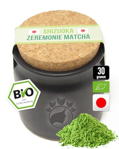 Bio Zeremonie Matcha Tee Pulver aus SHIZUOKA Japan 30g als Geschenk im Tontopf | Ceremonial Grade 1. Ernte | handgepflückt & per Granitsteinmühle zu Grüntee-Pulver vermahlen | 100% natürlich von nananatura