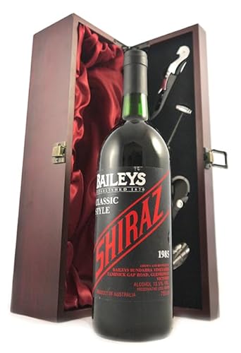 Baileys Classic Style Shiraz 1985 (Red wine) in einer mit Seide ausgestatetten Geschenkbox, da zu 4 Weinaccessoires, 1 x 750ml von vintagewinegifts