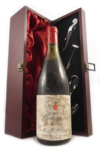 Beaujolais (Red wine) in einer mit Seide ausgestatetten Geschenkbox, da zu 4 Weinaccessoires, 1 x 750ml von vintagewinegifts