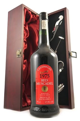 Cavendish Cape Red Muscadel 1975 (Sweet red wine) in einer mit Seide ausgestatetten Geschenkbox, da zu 4 Weinaccessoires, 1 x 750ml von vintagewinegifts