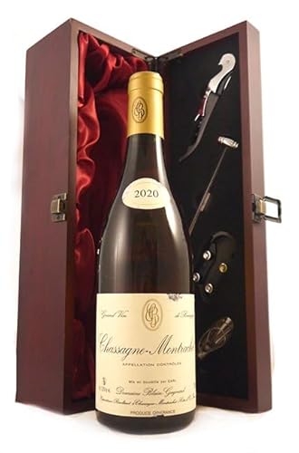 Chassagne Montrachet 2020 Domaine Blain Gagnard (White wine) in einer mit Seide ausgestatetten Geschenkbox, da zu 4 Weinaccessoires, 1 x 750ml von vintagewinegifts