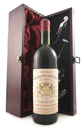 Chateau Grand Puy Ducasse 1966 Pauillac Grand Cru Classe (Red wine) in einer mit Seide ausgestatetten Geschenkbox, da zu 4 Weinaccessoires, 1 x 750ml von vintagewinegifts