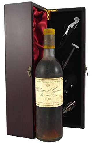 Chateau d' Yquem 1966 Sauternes (Dessert wine) in einer mit Seide ausgestatetten Geschenkbox, da zu 4 Weinaccessoires, 1 x 750ml von vintagewinegifts