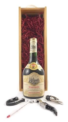 Klostergarten 1977 Weingutesiegal (Red wine) in einer mit Seide ausgestatetten Geschenkbox, da zu 4 Weinaccessoires, 1 x 750ml von vintagewinegifts