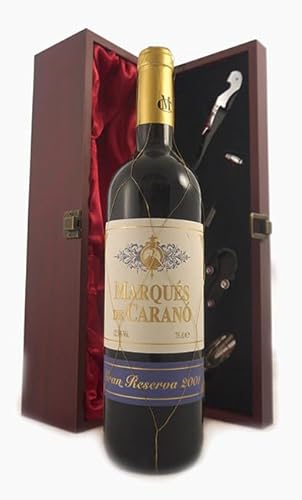 Marques de Carano Gran Reserva 2001 (Red wine) in einer mit Seide ausgestatetten Geschenkbox, da zu 4 Weinaccessoires, 1 x 750ml von vintagewinegifts